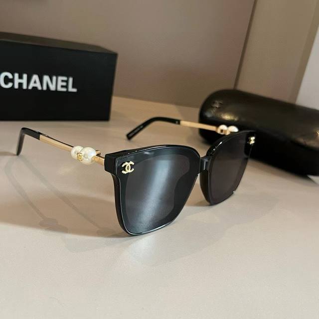 The latest Chanel double C pearl necklace sweater chain is very beautiful, exqui