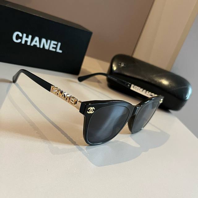 Celine bracelets have always been the benchmark of simple fashion. The bold desi