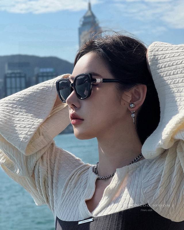 Fendi Fendi high-end custom-made new simple and generous earrings are gorgeously