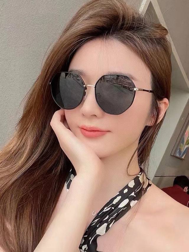 The latest Gucci necklace, the twisted chain is of a higher grade, the same as t