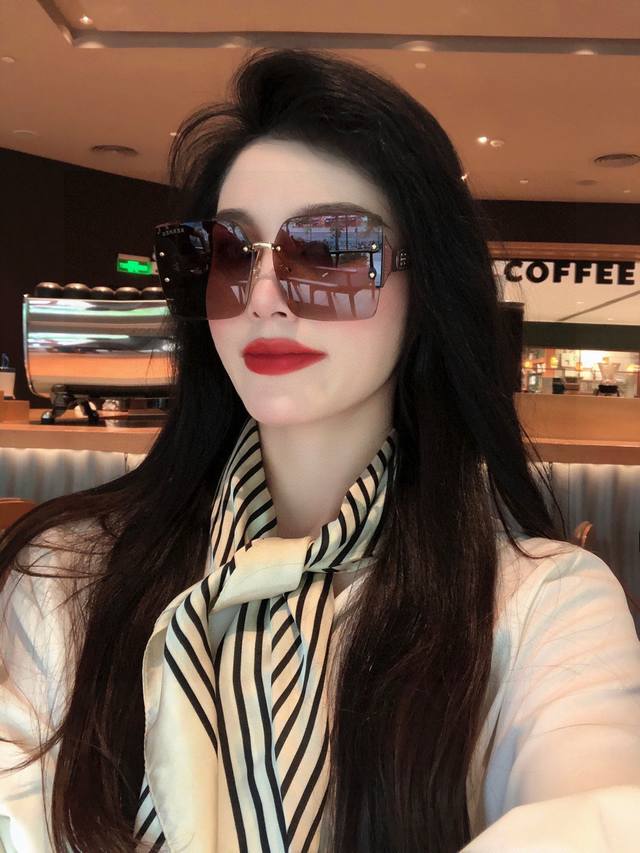 The latest model of Gucci ring, with a higher grade, the same style as celebriti