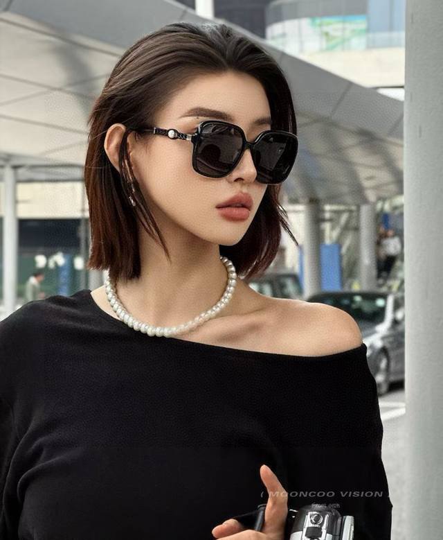 Alexander Wang Wang hairpin patent leather full diamond Logo pressure clip side