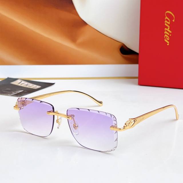 Dior Dior earrings are made of the same original brass material, sweet and elega