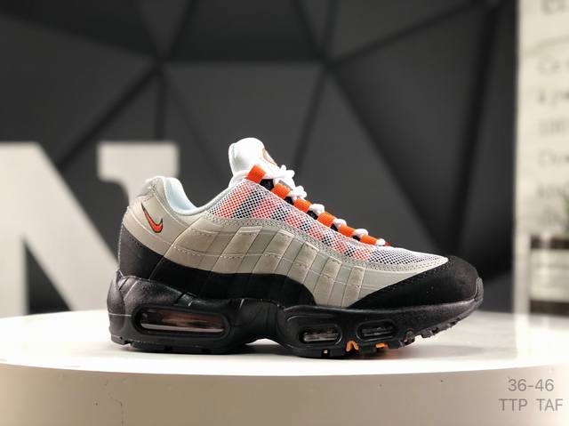 This Nike sneaker combines Black, Hyper Crimson, Anthracite and Smoke Grey tones