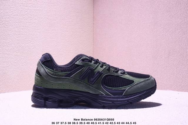 New Balance 2002R New Balance classic color scheme follows the classic technolog