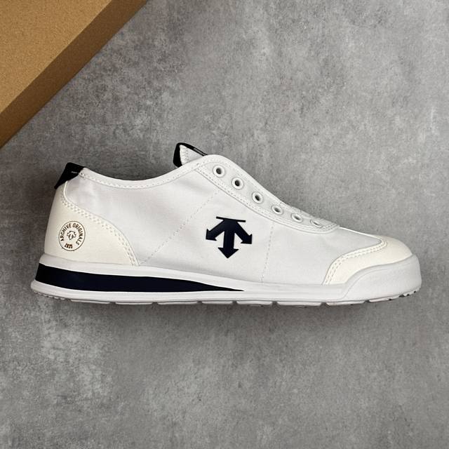 Local 220 Core Private Descente Chron Tempo Slip-On is a comfortable and versati