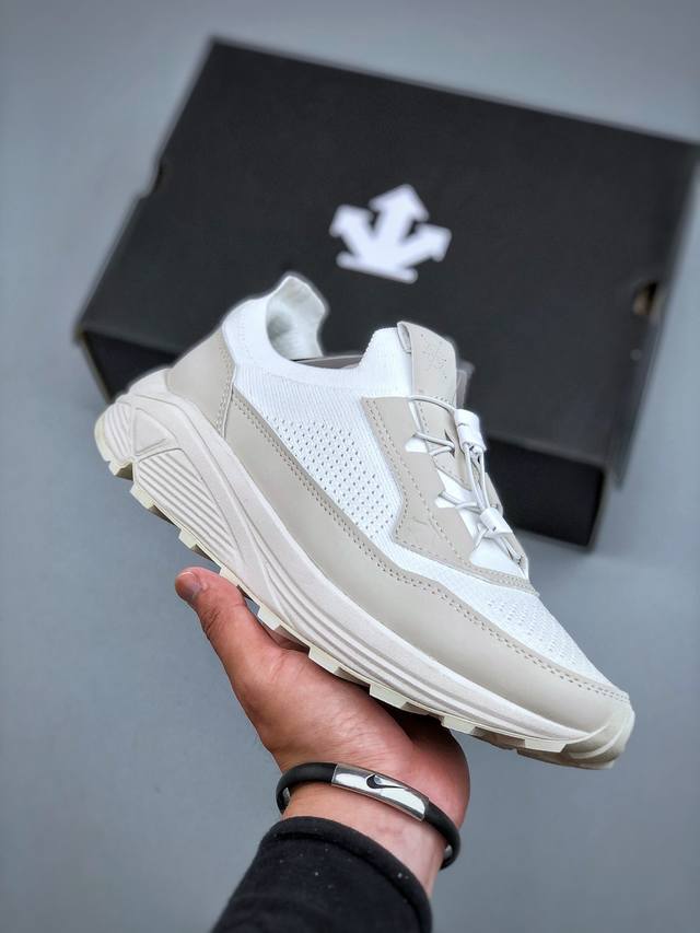 L Descente Lightweight cushioning and breathable upper Fashionable casual sports