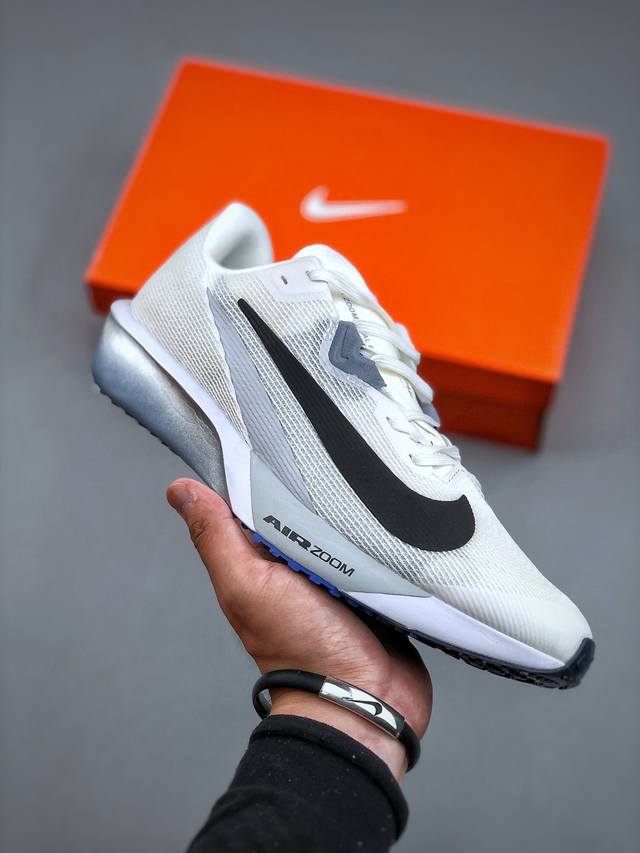 Nike Air Zoom Rival Fly 4 Super stretch, breathable and lightweight running shoe