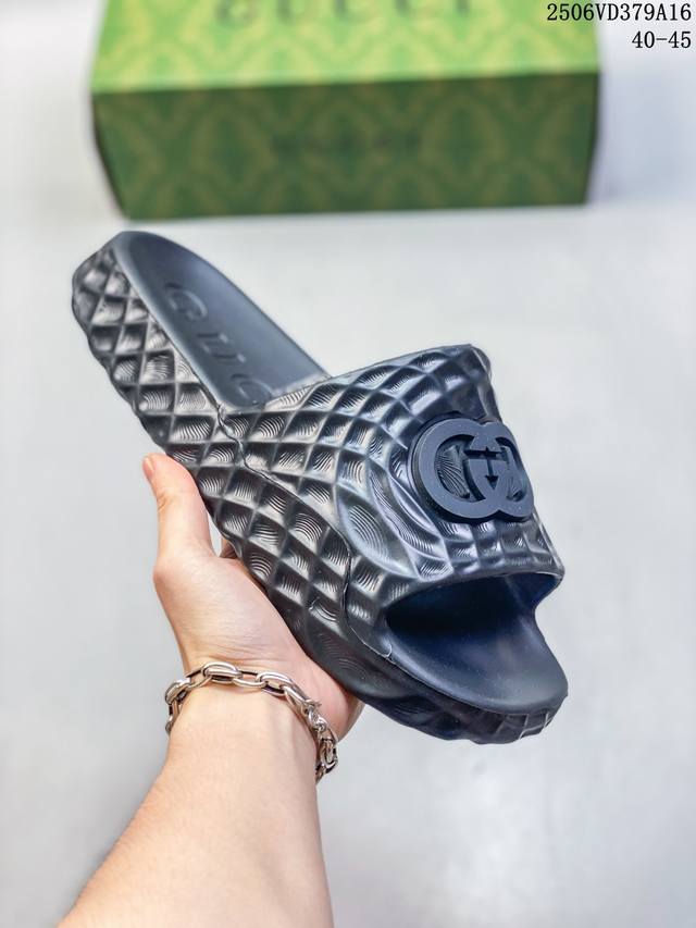Gucci 5D embossed one-piece slippers are a classic hit over the years . Genuine