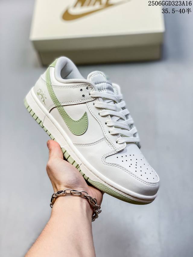 Customized sneakers Nike Dunk with diamond in the palm Item No.: Wg0218 018 Size