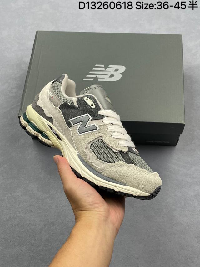 New Balance 2002R New Balance classic color scheme follows the classic technolog