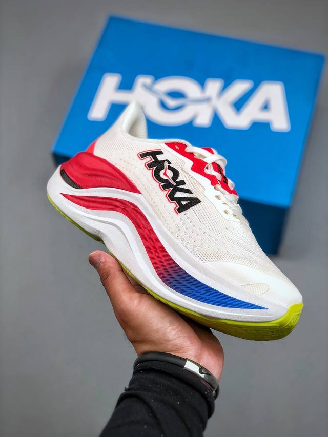 Hoka Skyward X Hoka uses double-layer supercritical foam and a bridge-type carbo
