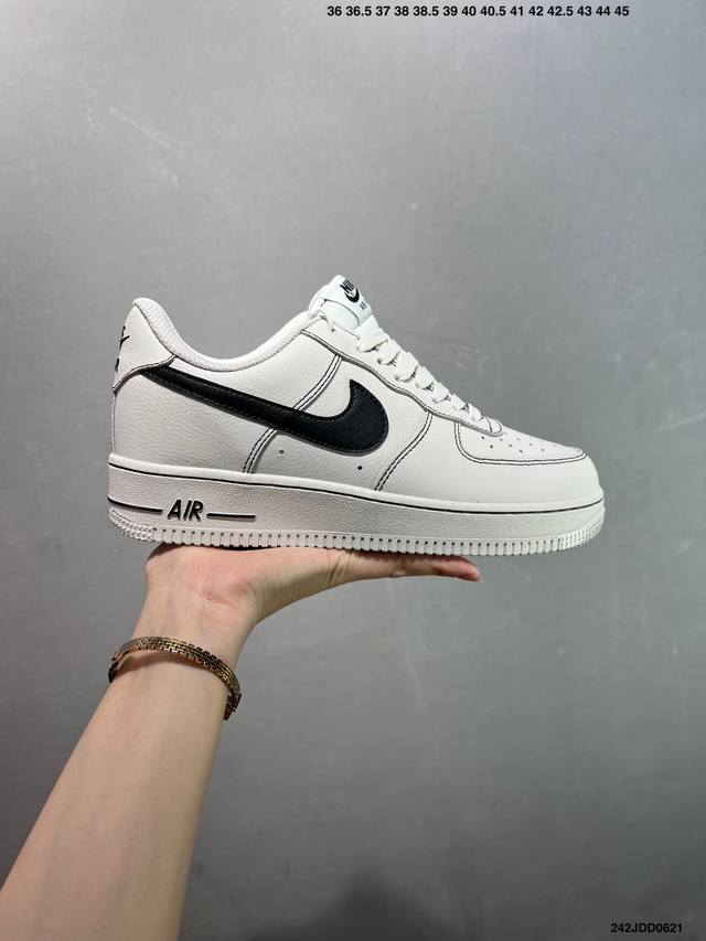 Air Force 1 '07 Low Original last and original cardboard to create a pure air fo