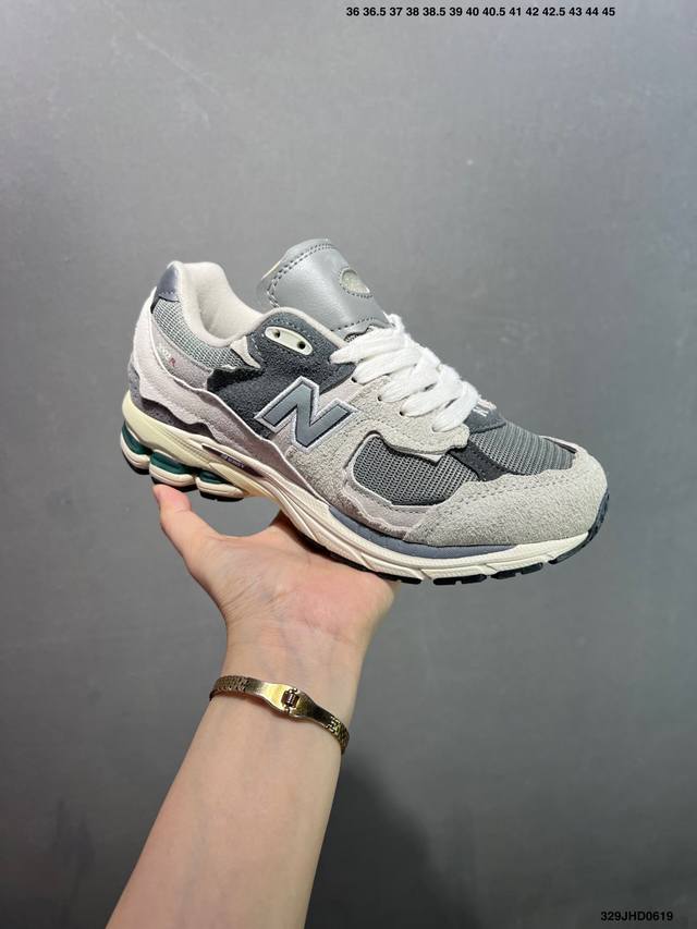 New Balance 2002R New Balance classic color scheme follows the classic technolog