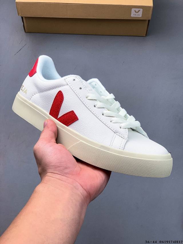 Collection Street shots frequently appear on the camera Veja Leather Extra Sneak