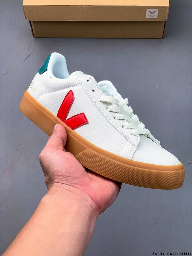 Street photography frequently appears on the camera Veja Leather Extra Sneakers