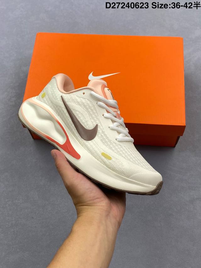 Nike Journey Run running shoes use a new type of shock-absorbing material, which