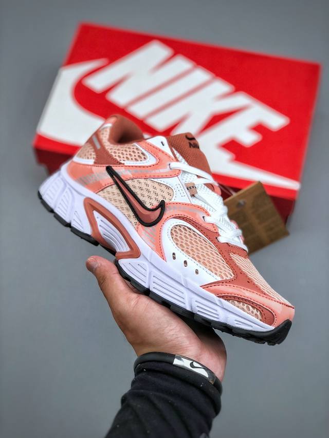 Nk V5 Rnr comfortable and versatile running shoes combine retro and modern desig