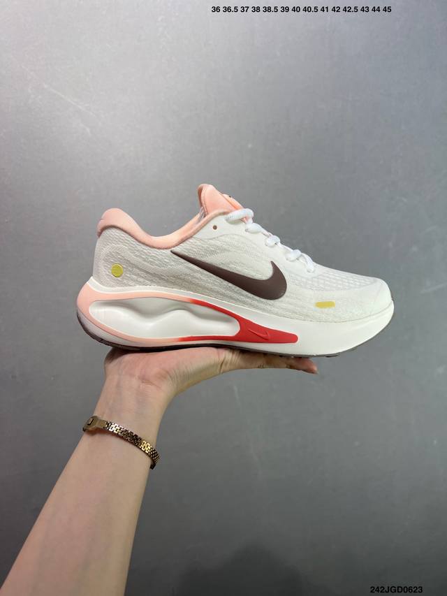 Nike Journey Run running shoes Uses a new type of shock-absorbing material, whic