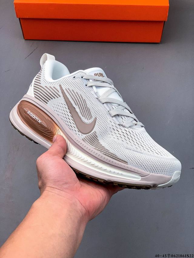 Nike Air Zoom Vomero 18 Cushioned and breathable casual running shoes The new ve