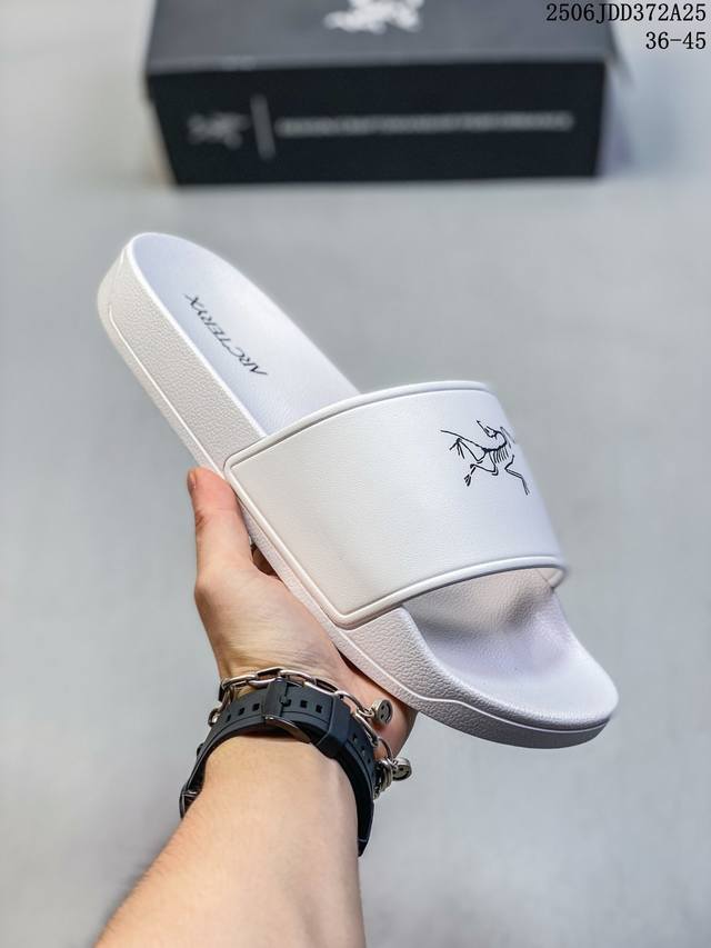 Arcteryx slippers, a must-have for summer, soft and elastic, highly recommended.