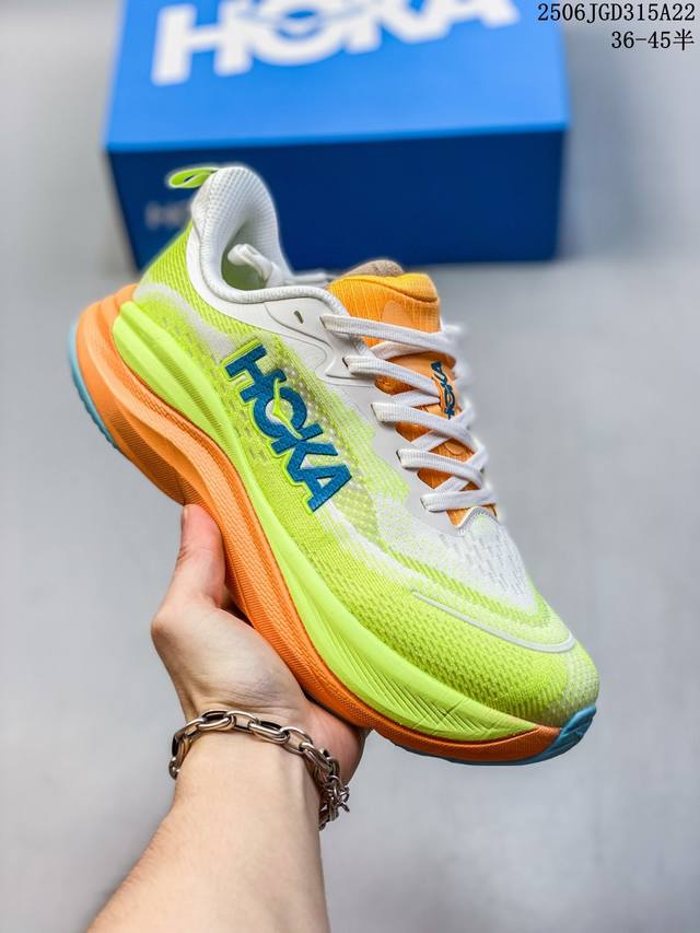Hoka One One U Bondi B3Ls low-top professional cross-country running shoes. Firs