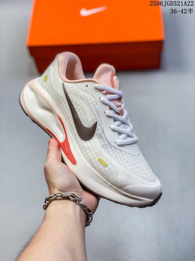 Corporate-level Nike Journey Run running shoes Uses a new type of shock-absorbin