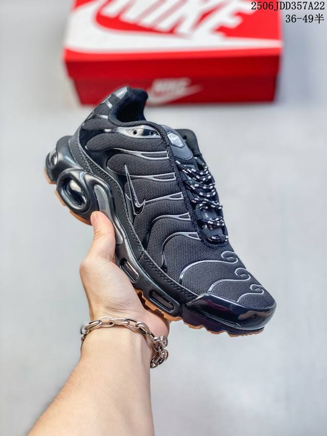 Nike Nike Air Max Plus is the representative of Nike's alternative shoes. It was