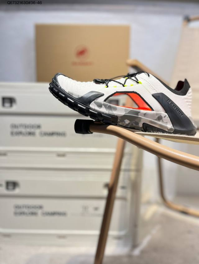 Mammut outdoor functional training hiking shoes adopts professional sole design,