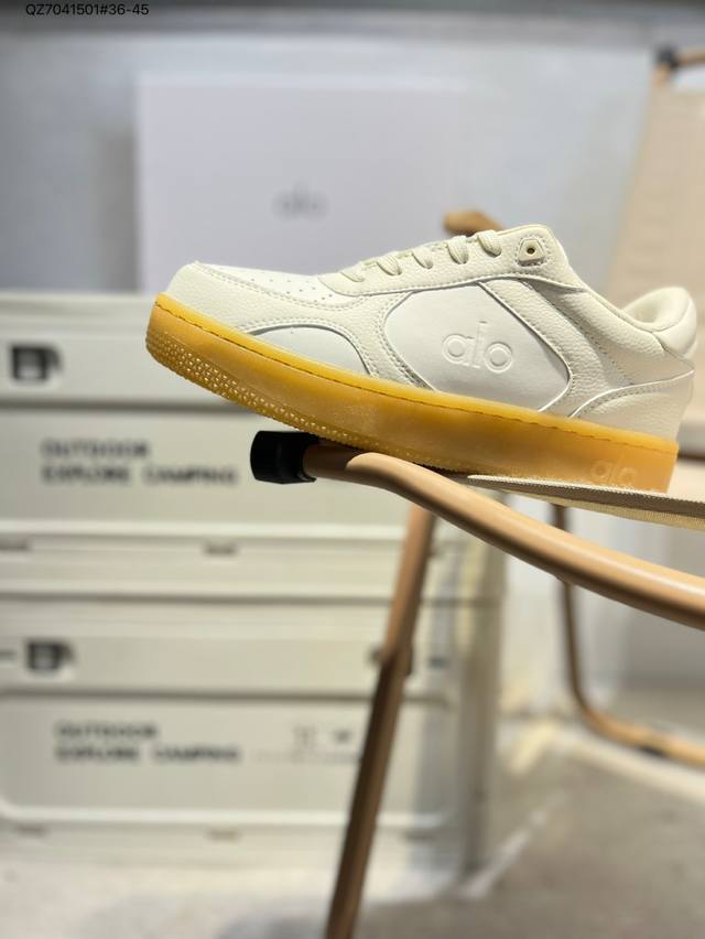 Men's and women's shoes are made of environmentally friendly fiber leather upper