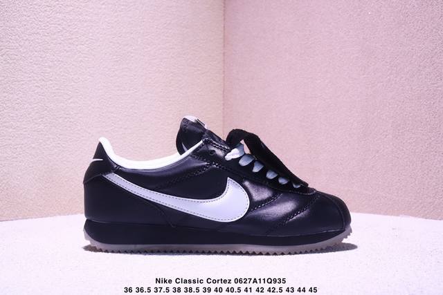 Company-level Nike Classic Cortez Nike classic lightweight and comfortable men'