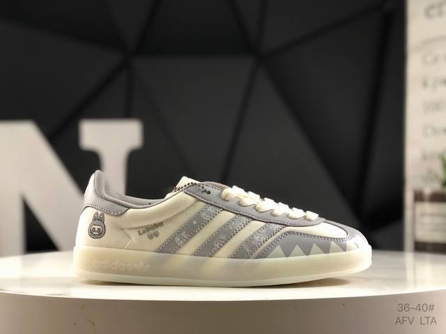 Company-level with half-size Adidas Samba Og classic shoes Adidas's classic Sam