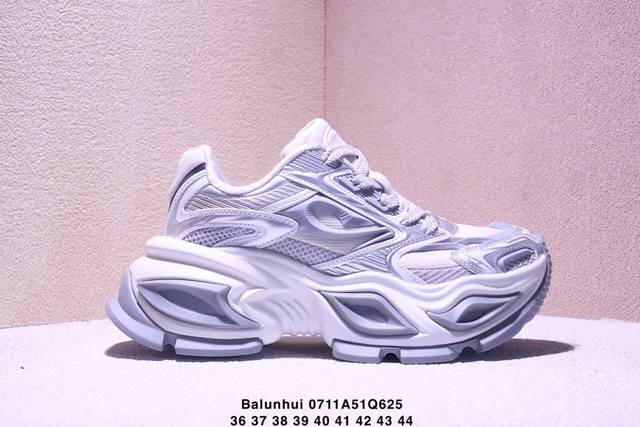 Using leather stitching and breathable mesh laminated material upper, lightweigh