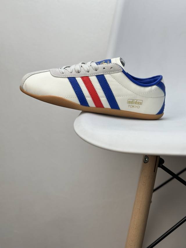 New product" uses composite Oxford cloth combined with suede trims for the upper