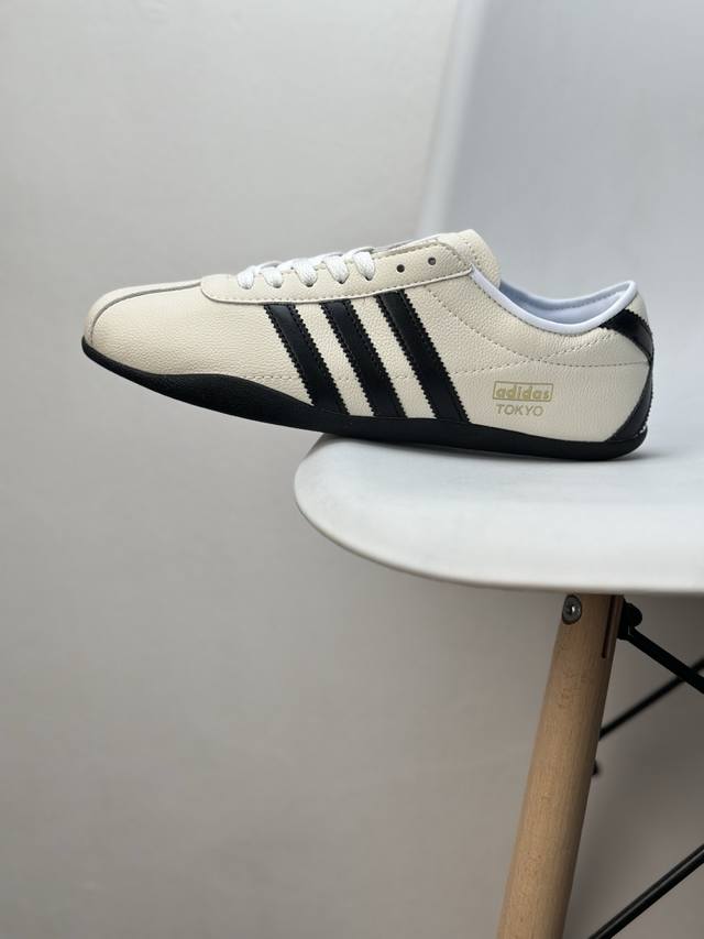 New product" uses composite Oxford cloth combined with suede trim upper material