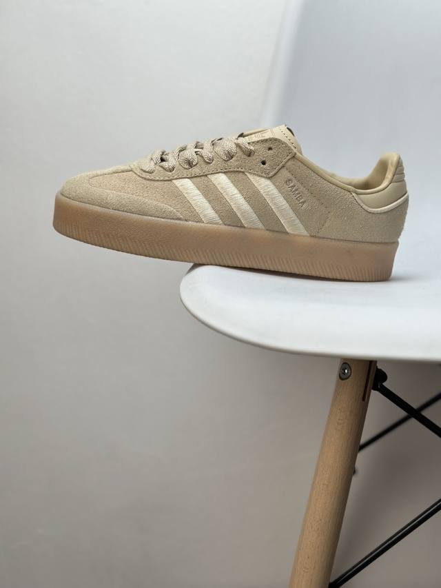 New product" uses hard transfer cowhide leather combined with suede upper materi