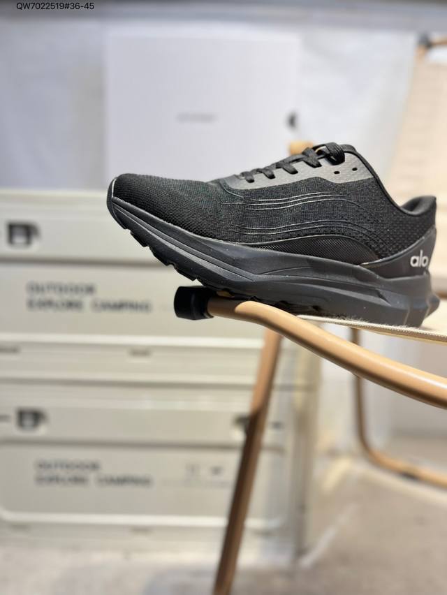 Men's and women's shoes adopt seamless printing technology and breathable mesh