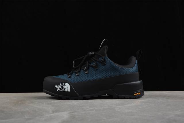 The North Face Glenclyffe, a factory in Guangdong. High-quality fabrics are made