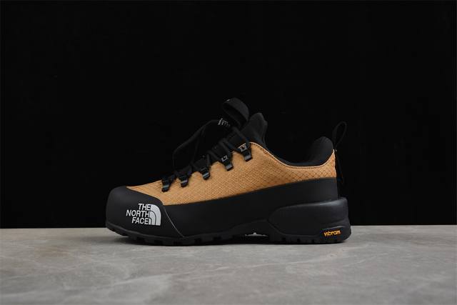 The North Face Glenclyffe, a factory in Guangdong. High-quality fabrics are made