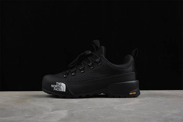 The North Face Glenclyffe, a factory in Guangdong. High-quality fabrics are made