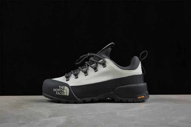 The North Face Glenclyffe, a factory in Guangdong. High-quality fabrics are made