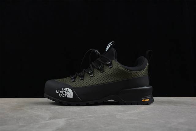 The North Face Glenclyffe, a factory in Guangdong. High-quality fabrics are made