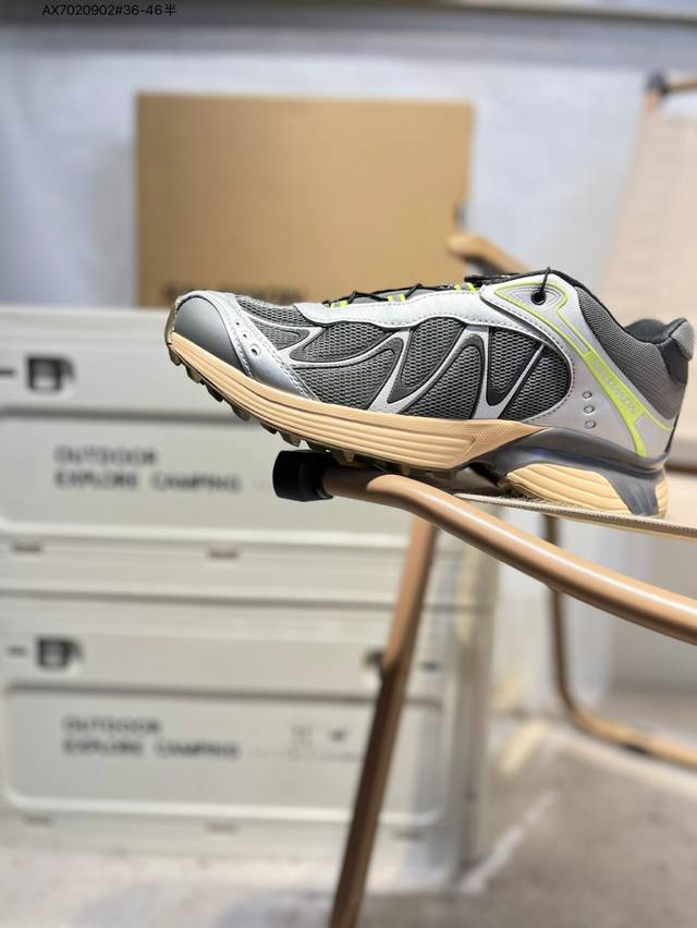 Salomon Salomon Xt-Whisper is a stylish and comfortable low-top running shoe wit