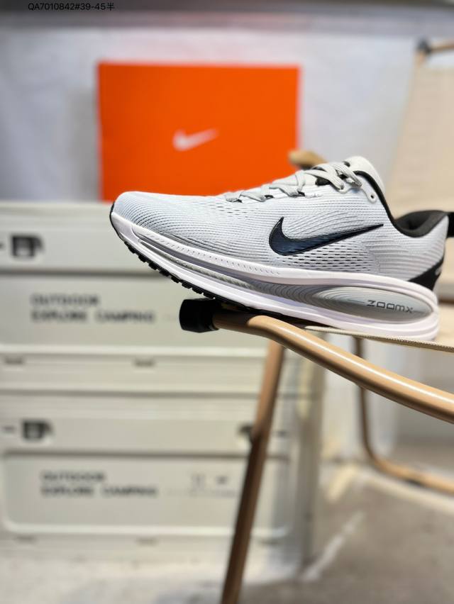 Nk Air Zoom Vomero 18 lightweight and comfortable road running shoesSoft texture