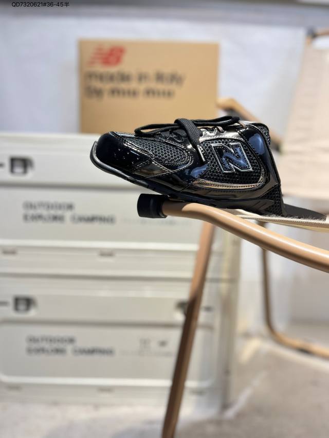 New Balancemiu Miu co-branded half-slippers DDD: This pair of co-branded closed-