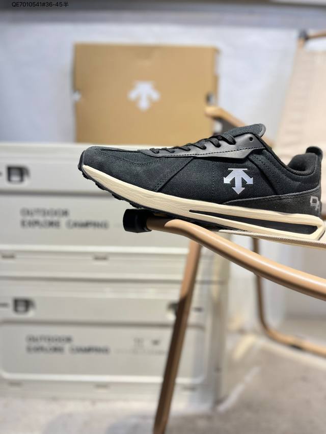 Descente Lightweight cushioning and breathable upper Fashionable casual sports c