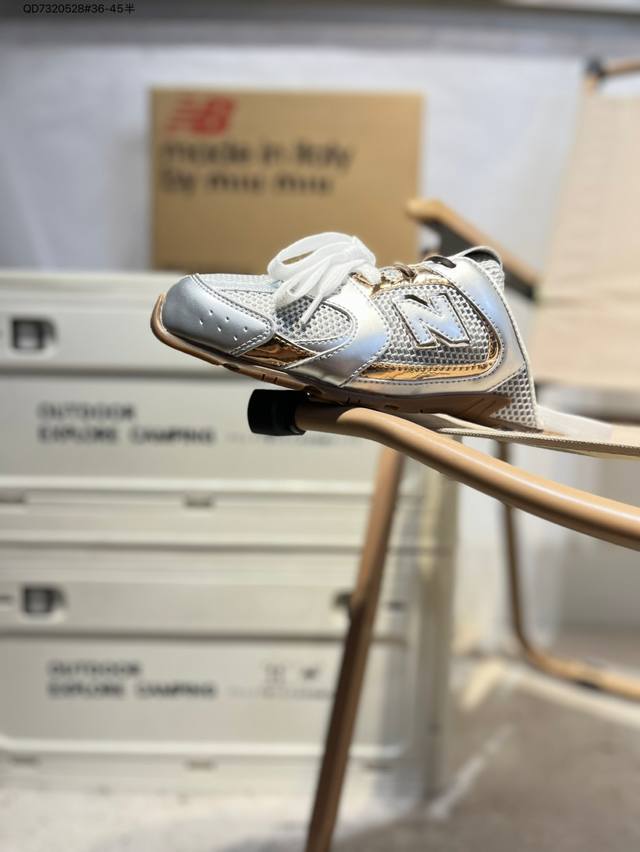 New Balancemiu Miu co-branded half-slippers DDD: This pair of co-branded closed-
