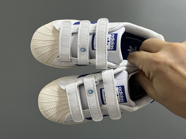 Original version of gold B shell head children's Velcro sneakers Size: 22-37 The
