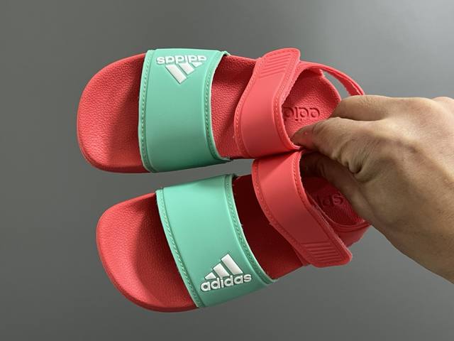 A original new Sandal beach children's Velcro sandals 26-35 sizes Original forei