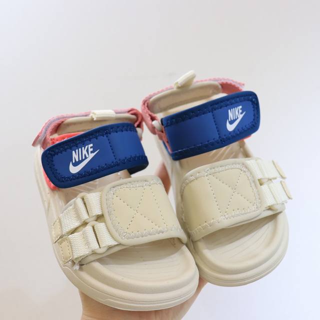 Nk Soft-soled Velcro Sandals The leather surface is spliced with nylon material,